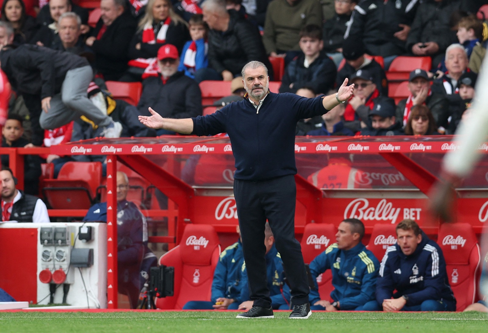 أنجي بوستيكوغلو مدرب نوتنغهام فورست خلال مواجهة تشيلسي - 18 أكتوبر 2025