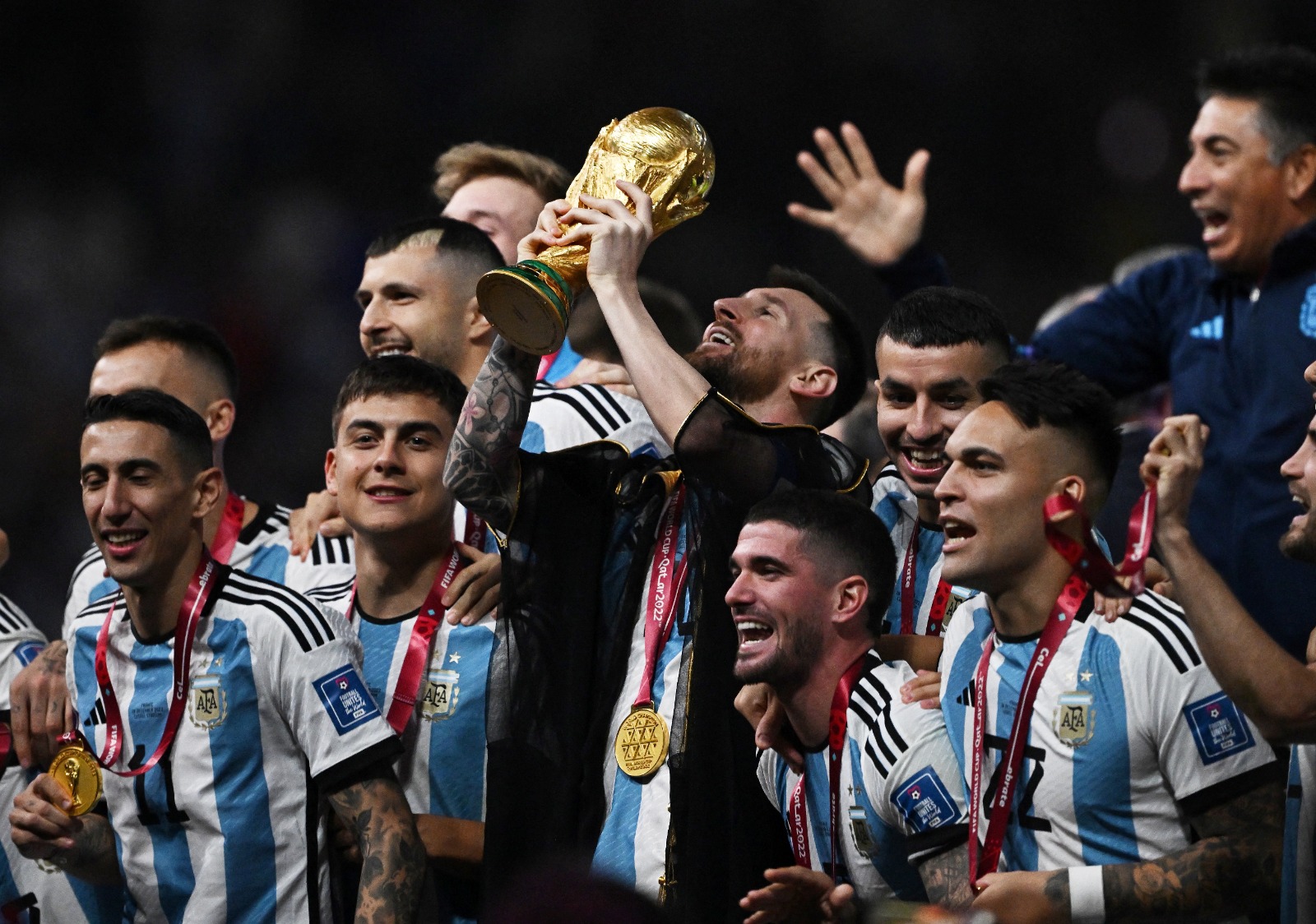 ليونيل ميسي قائد الأرجنتين يرفع كأس العالم 2022 - 18 ديسمبر 2022