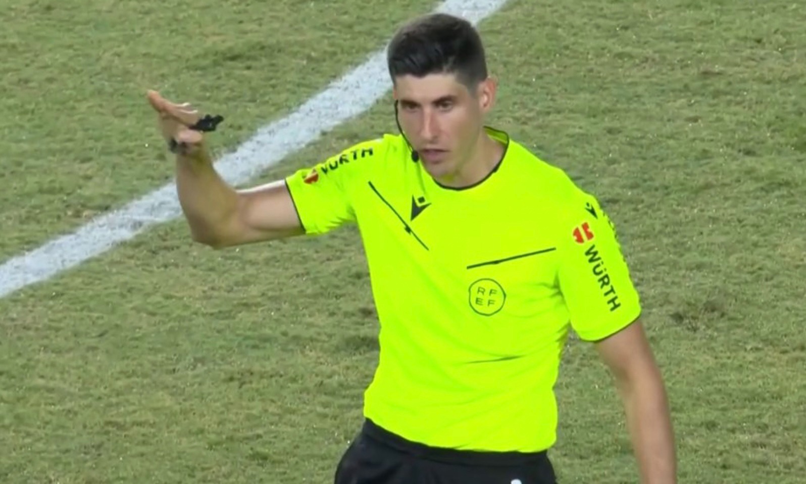 الحكم الإسباني ماتيو بوسكيتس خلال مباراة رايو فاييكانو وبرشلونة بالليغا 31-8-2025