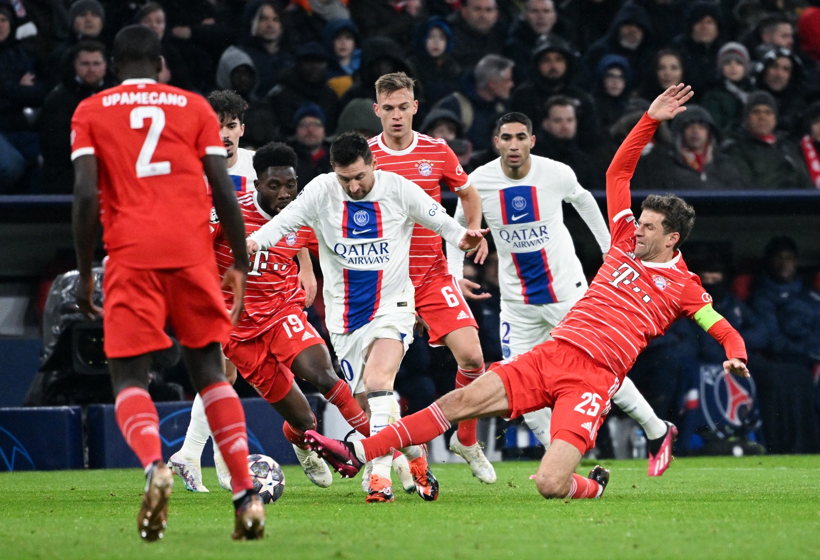 توماس مولر قائد بايرن ميونيخ يحاول الحصول على الكرة من ليونيل ميسي لاعب باريس سان جيرمان خلال موجهة الفريقين في دوري أبطال أوروبا - 8 مارس 2023