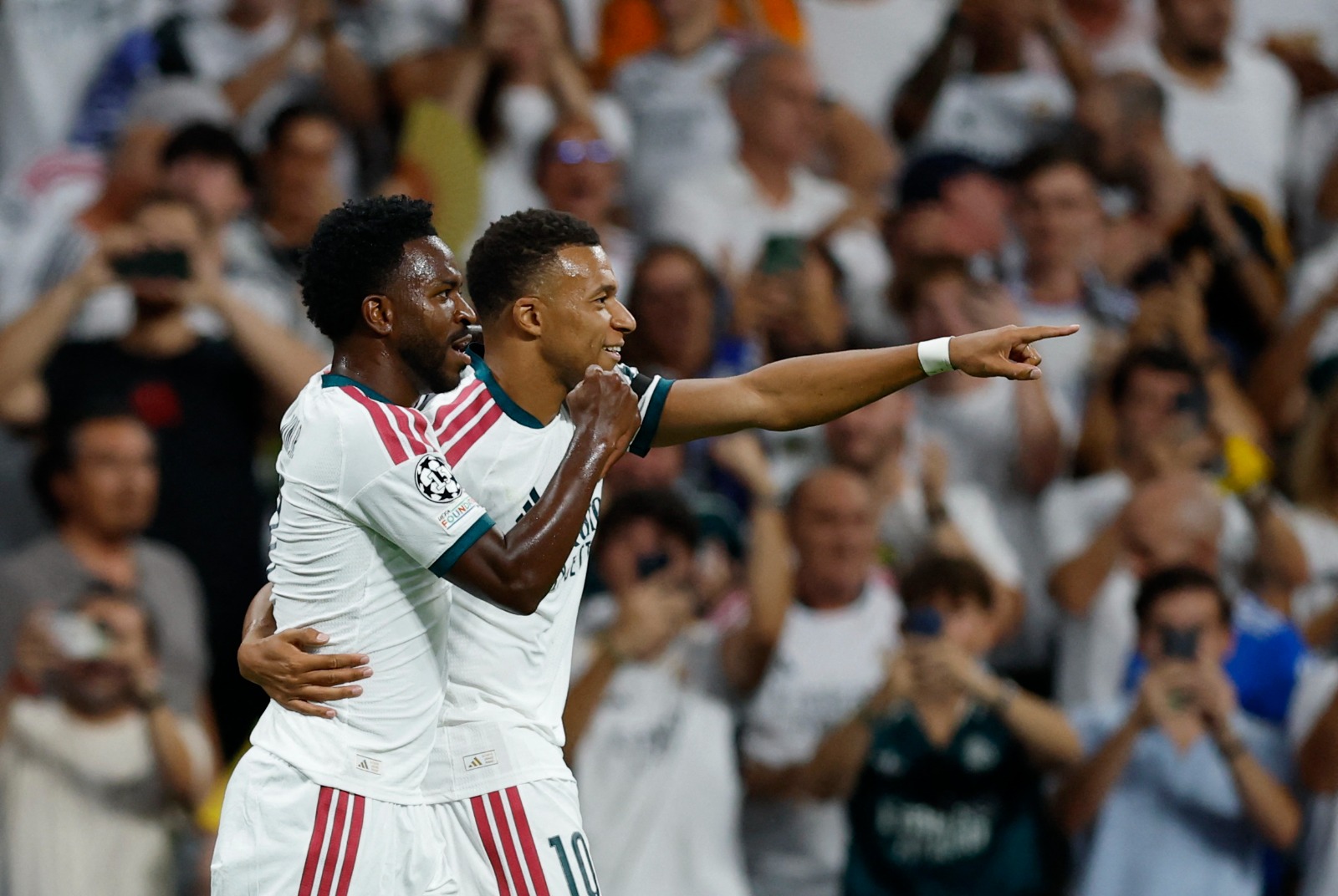 مبابي يحتفل مع فينيسيوس بهدف لريال مدريد ضد إنتر ميلان - 8 سبتمبر 2026