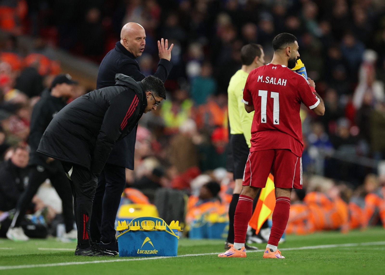 محمد صلاح مهاجم ليفربول يستمع إلى مدربه آرني سلوت خلال مواجهة برايتون في الدوري الإنجليزي - 13 ديسمبر 2025