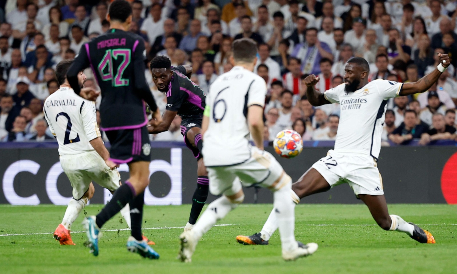 ألفونسو ديفيز يسجل هدف تقدم بايرن ميونيخ أمام ريال مدريد في إياب نصف نهائي دوري أبطال أوروبا 8-5-2024