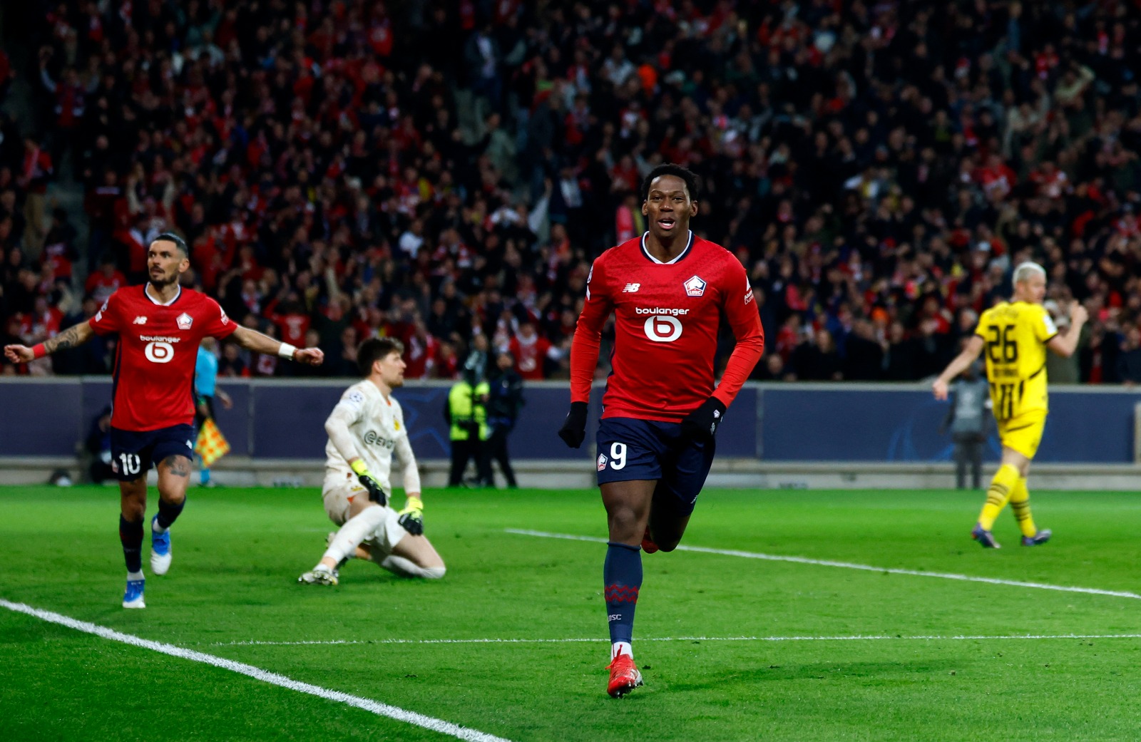 الكندي جوناثان ديفيد مهاجم ليل الفرنسي يحتفل بهدفه في شباك بروسيا دورتموند - 12 مارس 2025