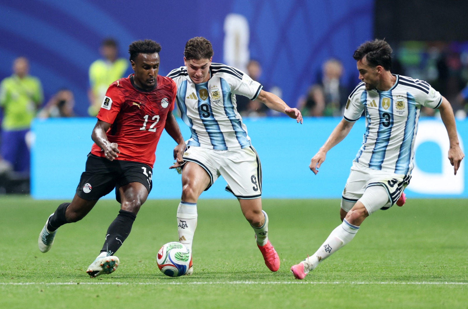 هيثم حسن جناح مصر يراوغ خوليان ألفاريز مهاجم الأرجنتين بكأس العالم - 7 يوليو 2026