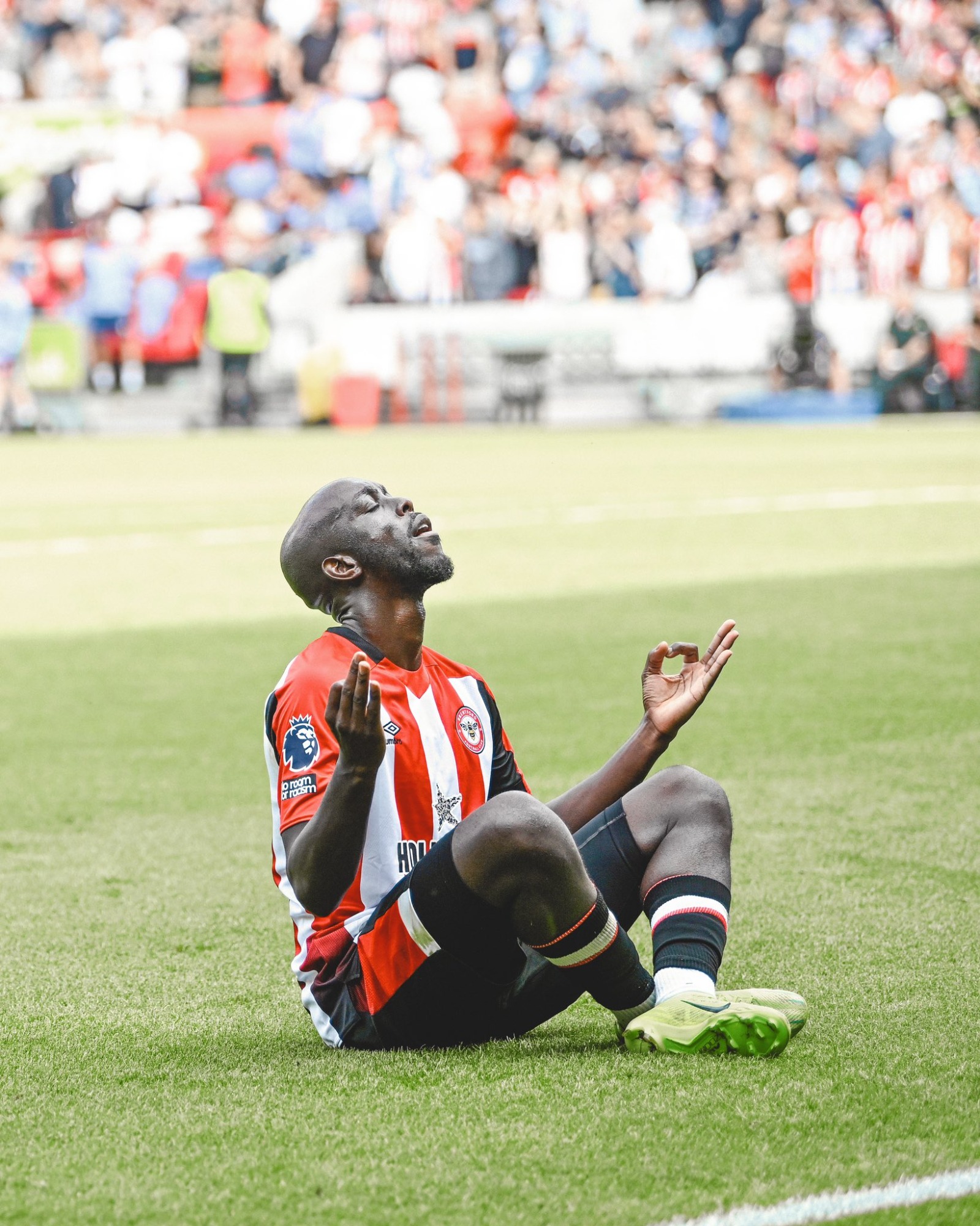 الكونغولي يوان ويسا مهاجم برينتفورد يحتفل بهدفه في شباك كريستال بالاس - 18 أغسطس 2024