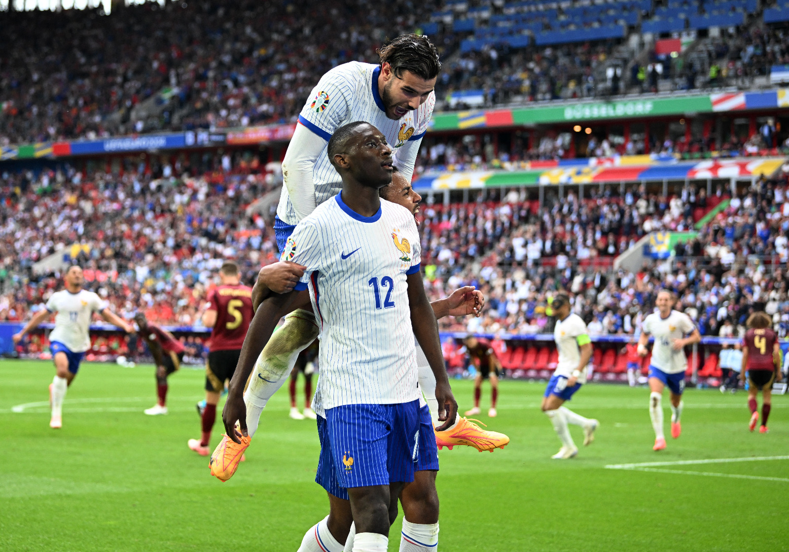 راندال كولو مواني ولاعبان من منتخب فرنسا يحتفلون بهدف في مرمى بلجيكا خلال 'يورو 2024' - 1 يوليو 2024