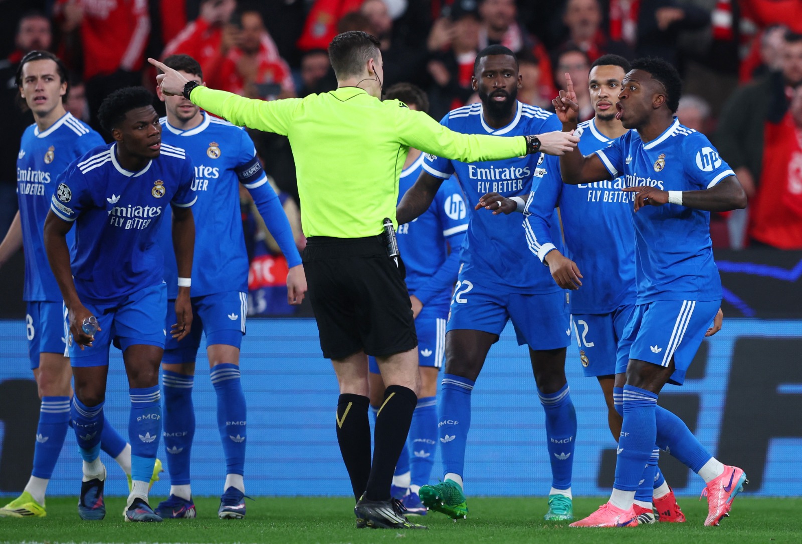 فينيسيوس جونيور لاعب ريال مدريد يتحدث إلى حكم مباراة فريقه أمام بنفيكا بدوري أبطال أوروبا - 17 فبراير 2026