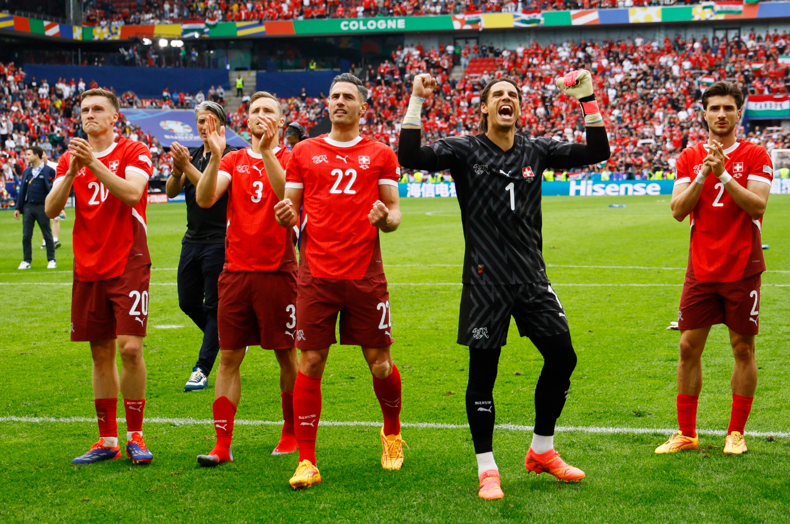 لاعبو سويسرا يوجهون التحيلة للجماهير عقب الفوز على المجر (3-1) ضمن منافسات يورو 2024 - 15 يونيو 2024