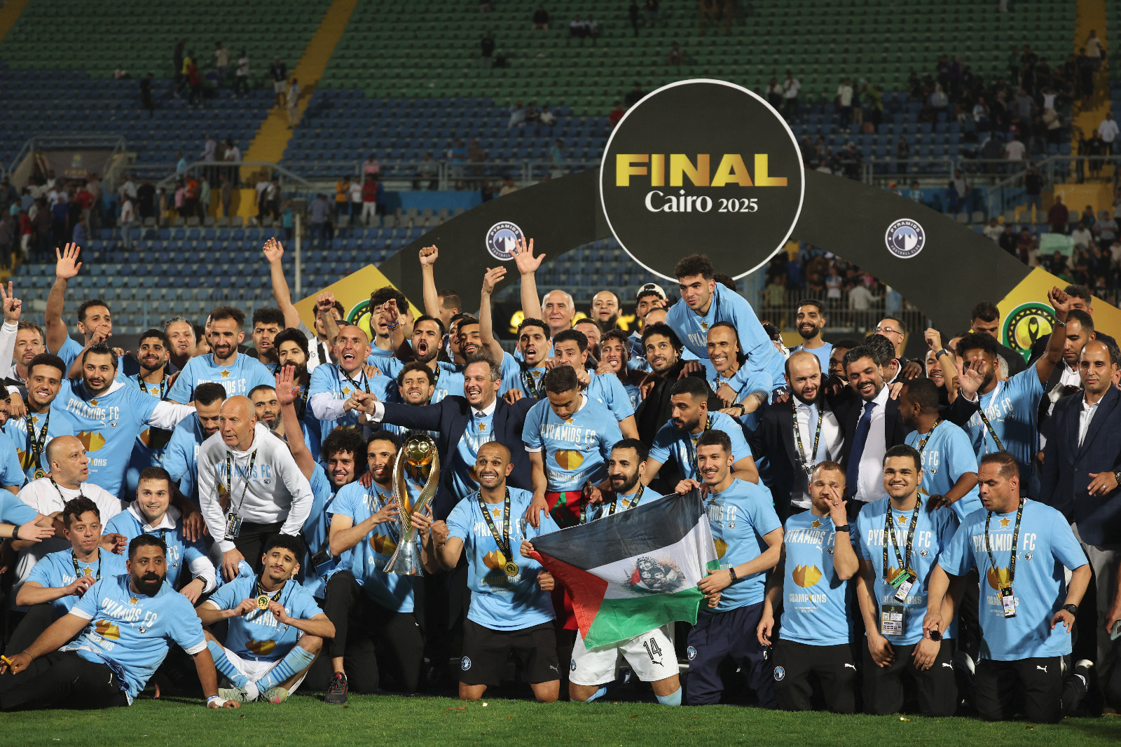 لاعبو بيراميدز مع كأس دوري أبطال إفريقيا بعد فوزهم على ماميلودي صنداونز في النهائي - 1 يونيو 2025