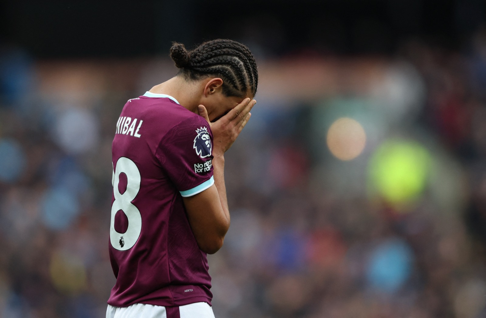 حسرة حنبعل المجبري لاعب بيرنلي بعد تسببه في ركلة جزاء في الدقائق الأخيرة من مواجهة ليفربول - 14 سبتمبر 2025