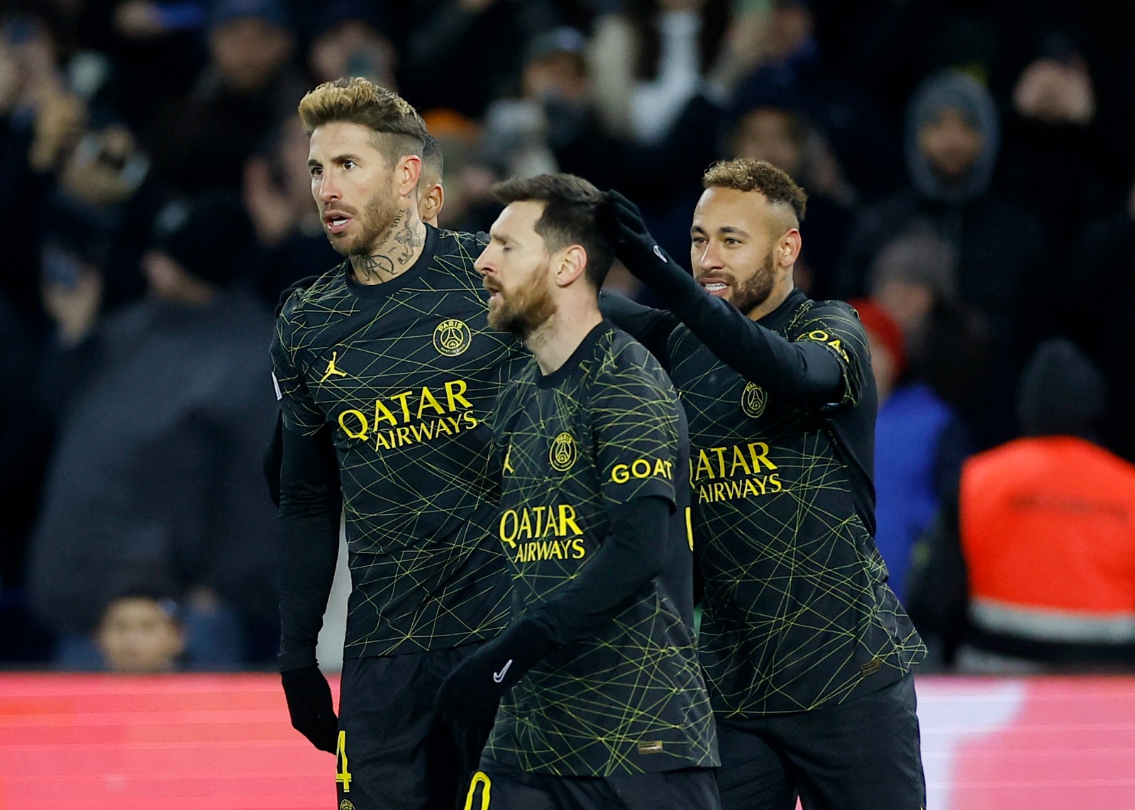 نيمار وليونيل ميسي وسيرخيو راموس يحتفلون بهدف لباريس سان جيرمان في الدوري الفرنسي - 29 يناير 2023