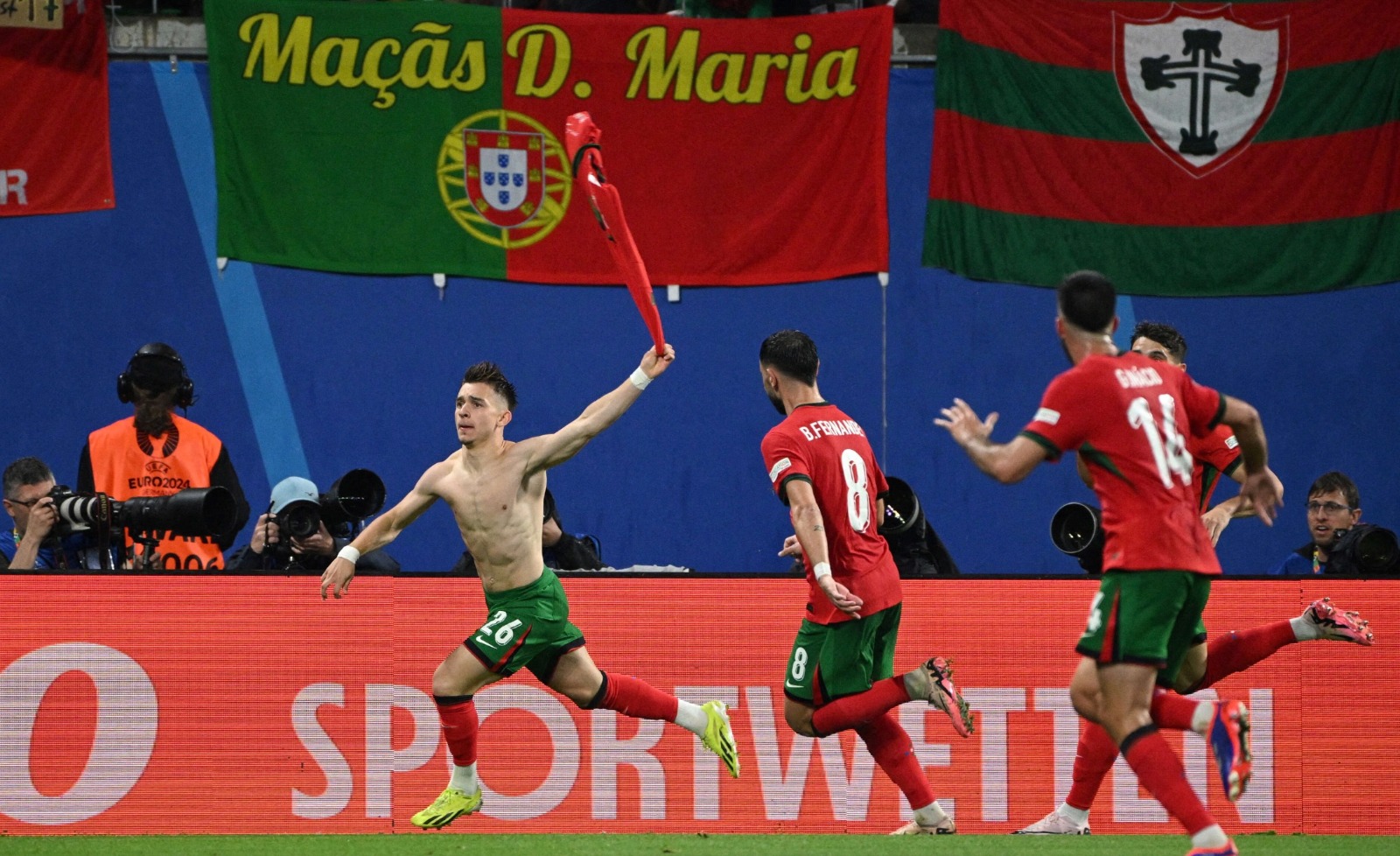 فرانشيسكو كونسيساو يخلع قميصه احتفالاً بهدف فوز البرتغال على التشيك في يورو 2024