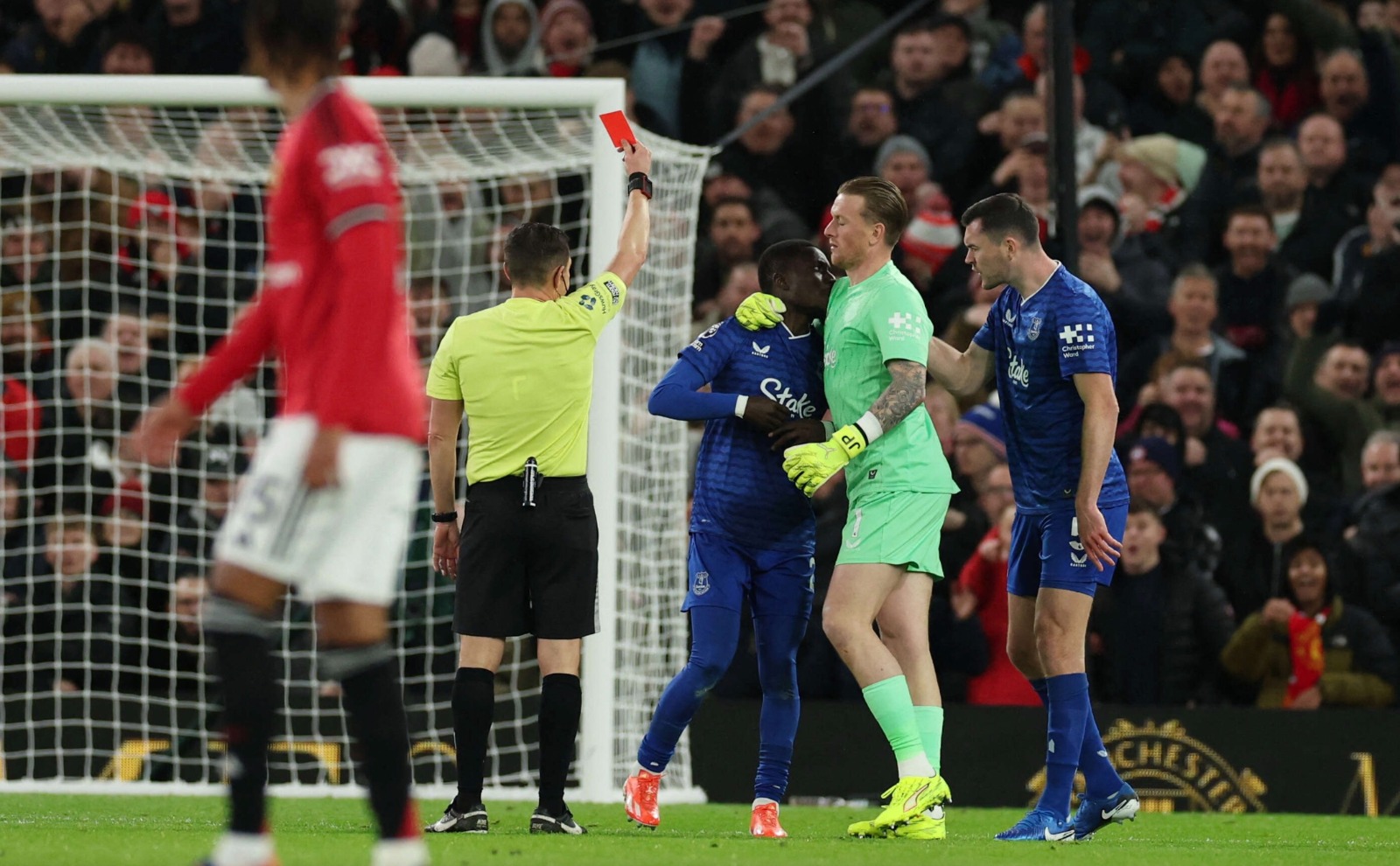 طرد ادريسا جانا غي بعد مشاجرة مع زميله في إيفرتون مايكل كين خلال مباراة مانشستر يونايتد بالدوري الإنجليزي - 24 نوفمبر 2025