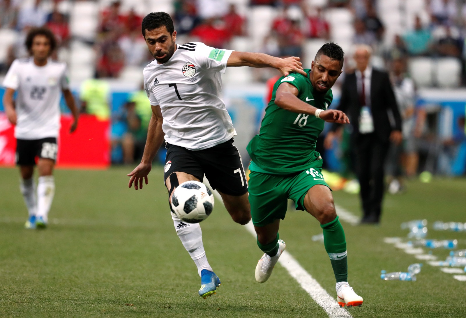 صراع على الكرة بين سالم الدوسري وأحمد فتحي خلال مباراة السعودية ومصر في كأس العالم 2018 - 25 يونيو 2018