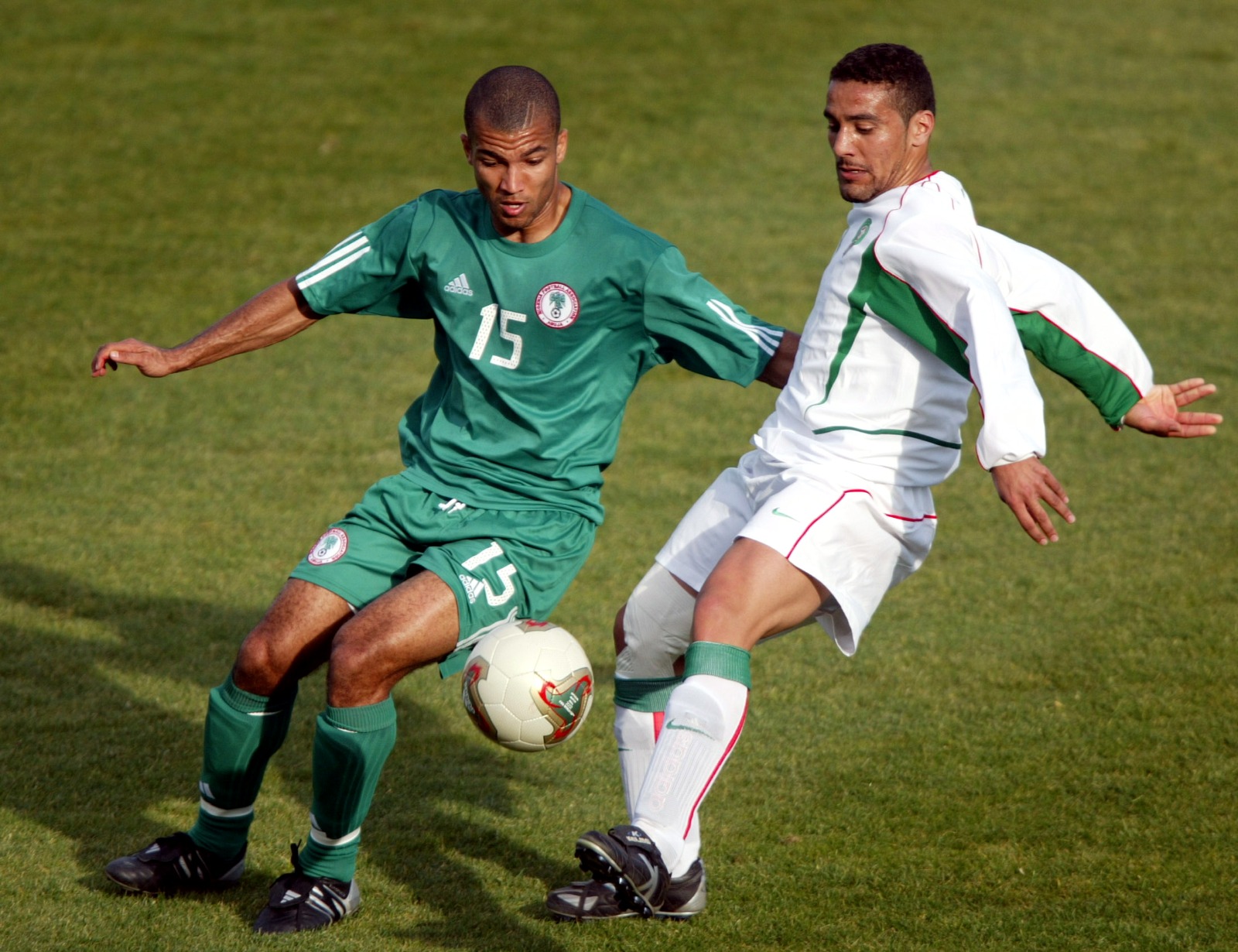 موحا اليعقوبي في صراع على الكرة مع جورج أبي في مواجهة المغرب ونيجيريا في كأس أمم إفريقيا 2004