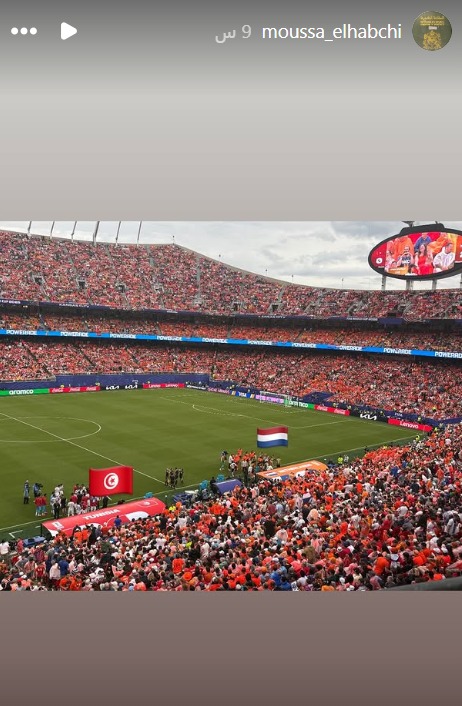موسى الحبشي محلل أداء المنتخب المغربي ينشر صورة أثناء مشاهدته مباراة هولندا وتونس من المدرجات