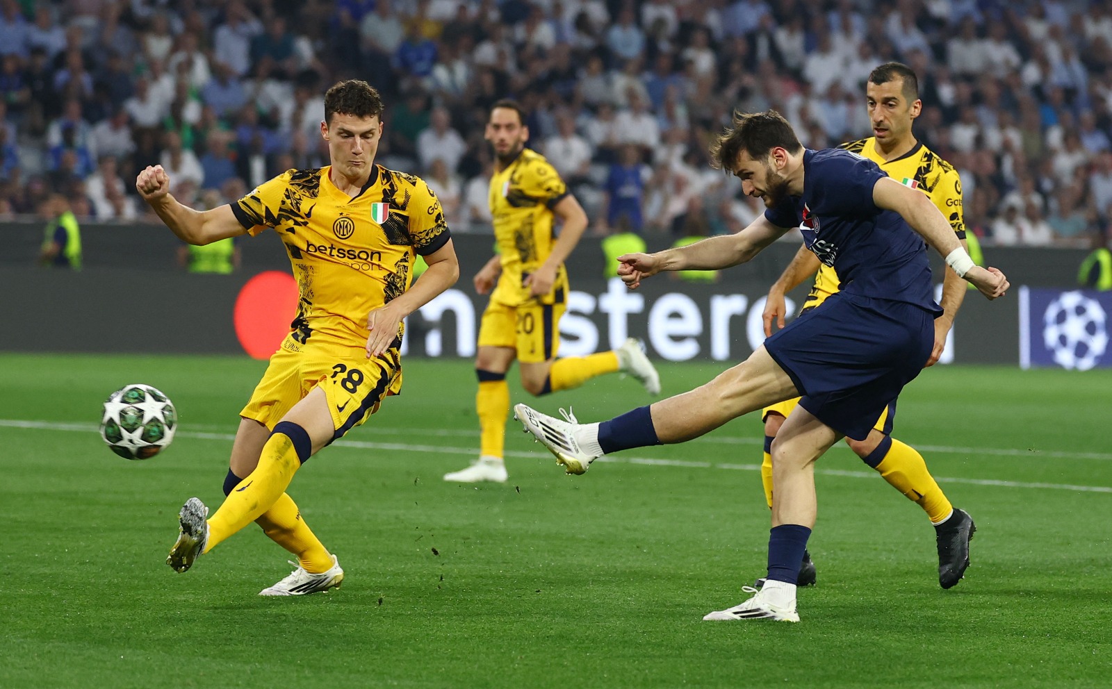 كفاراتسخيليا في مواجهة دفاع إنتر ميلان في دوري أبطال أرووبا - 31 مايو 2025