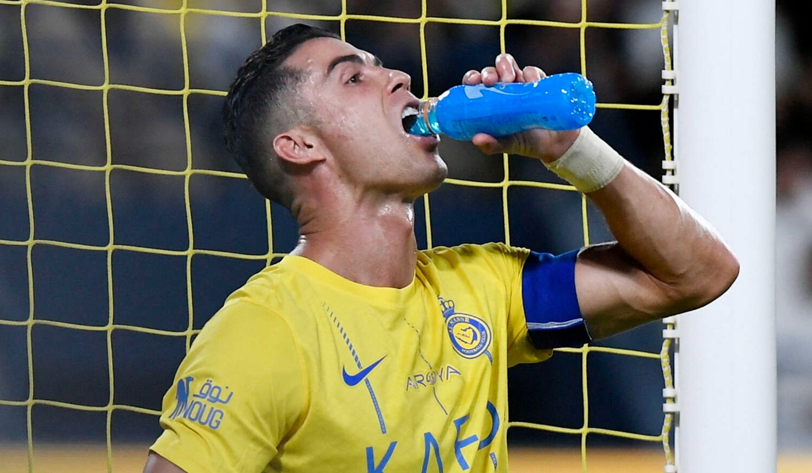 كريستيانو رونالدو يشرب الماء أثناء مباراة النصر والاتحاد في دوري روشن 27-5-2024