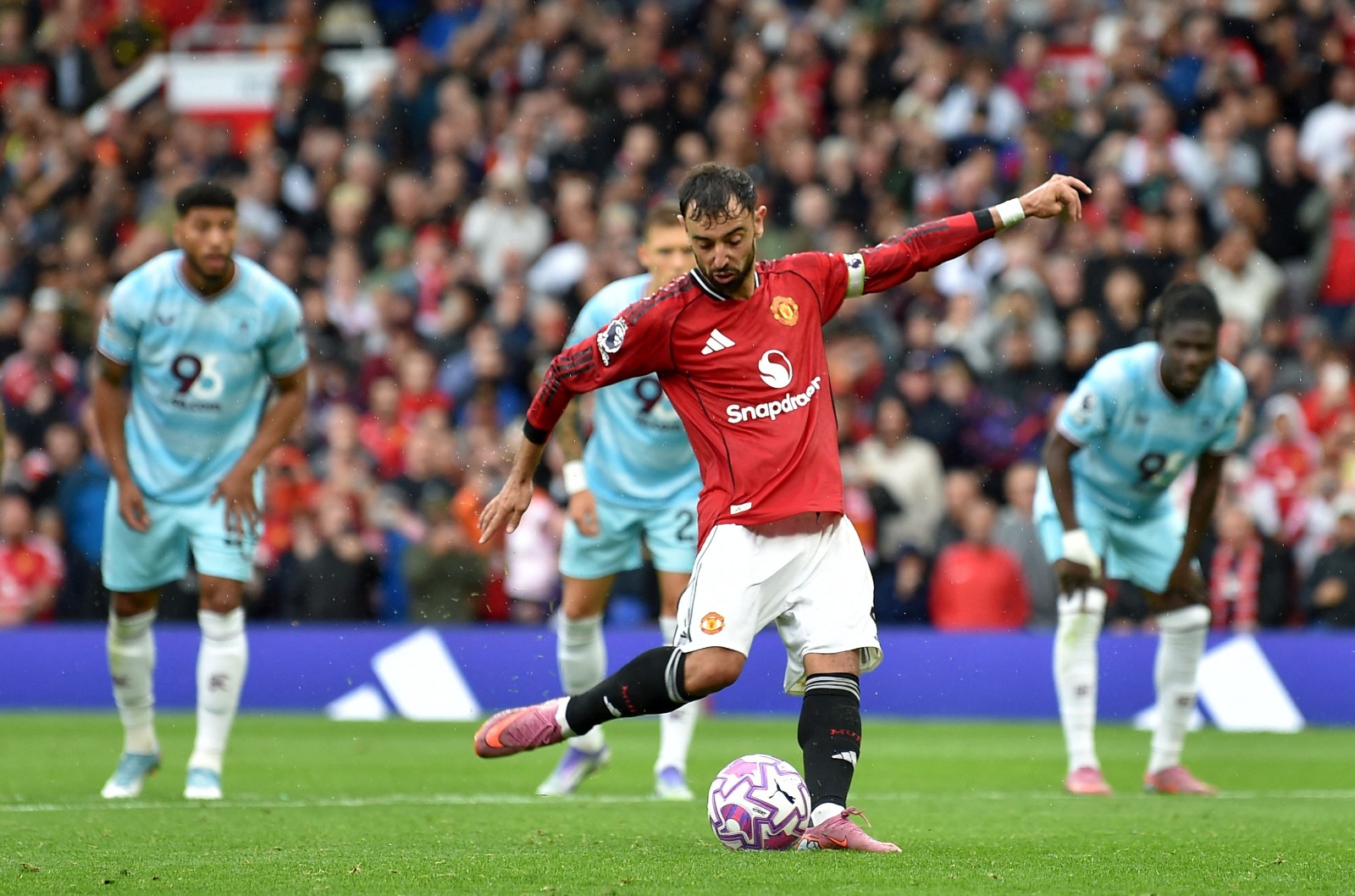 برونو فيرنانديز يسجل هدف فوز مانشستر يونايتد أمام بيرنلي من ركلة جزاء بالدوري الإنجليزي - 30 أغسطس 2025