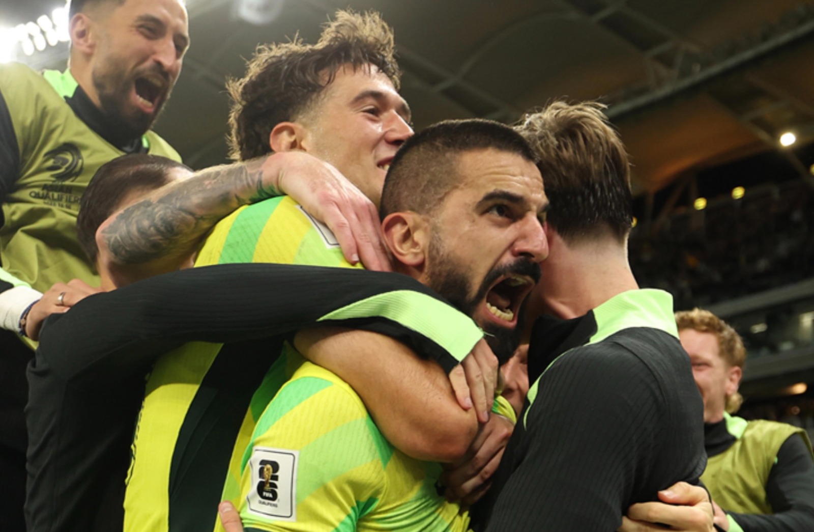 اللاعب الأسترالي ذو الأصل التركي عزيز بيهيتش يسجل هدف الفوز على اليابان في تصفيات مونديال 2026