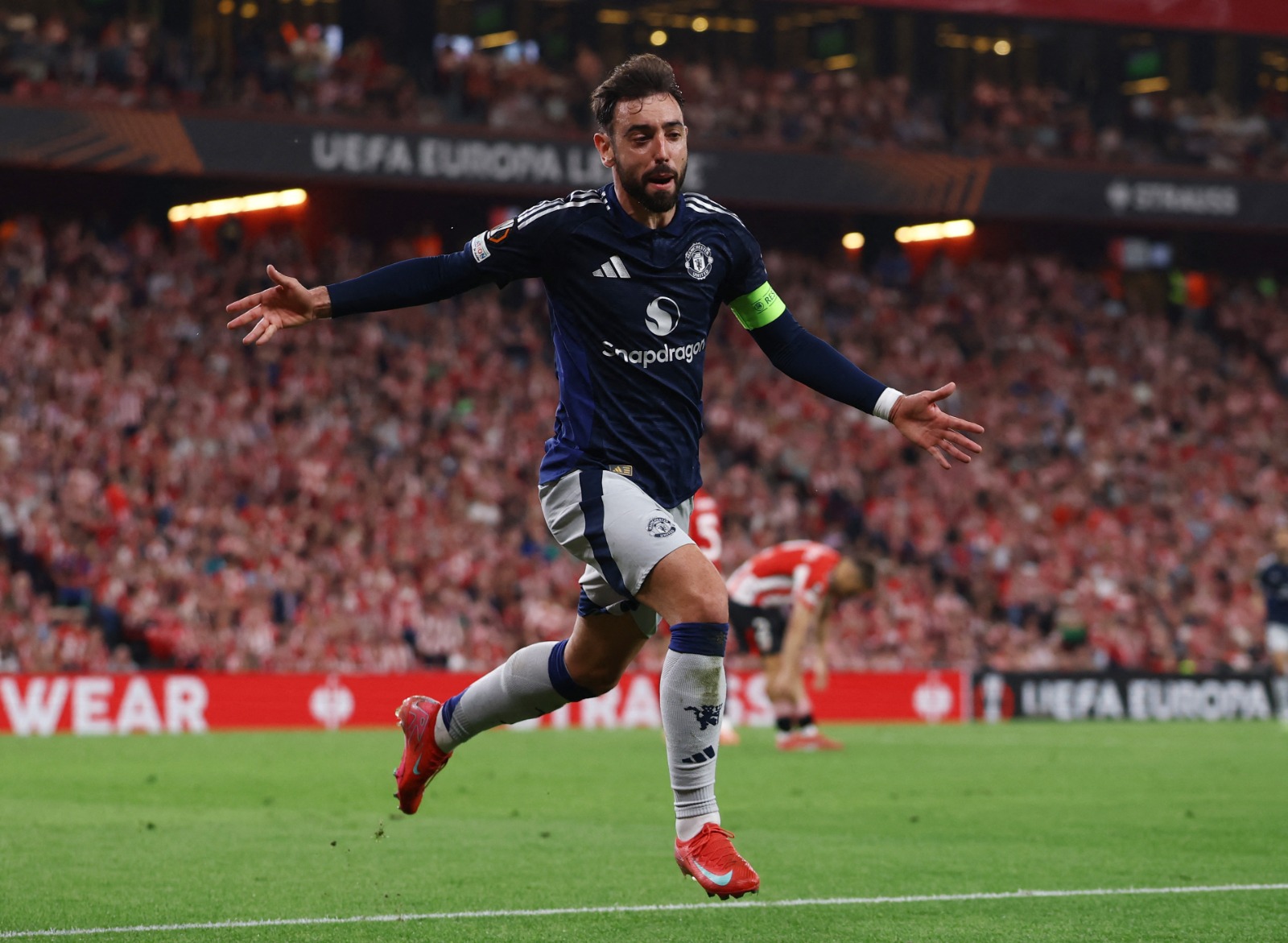 برونو فيرنانديز لاعب مانشستر يونايتد يحتفل بتسجيل الهدف الثالث في مرمى أتلتيك بلباو بذهاب نصف نهائي الدوري الأوروبي - 1 مايو 2025