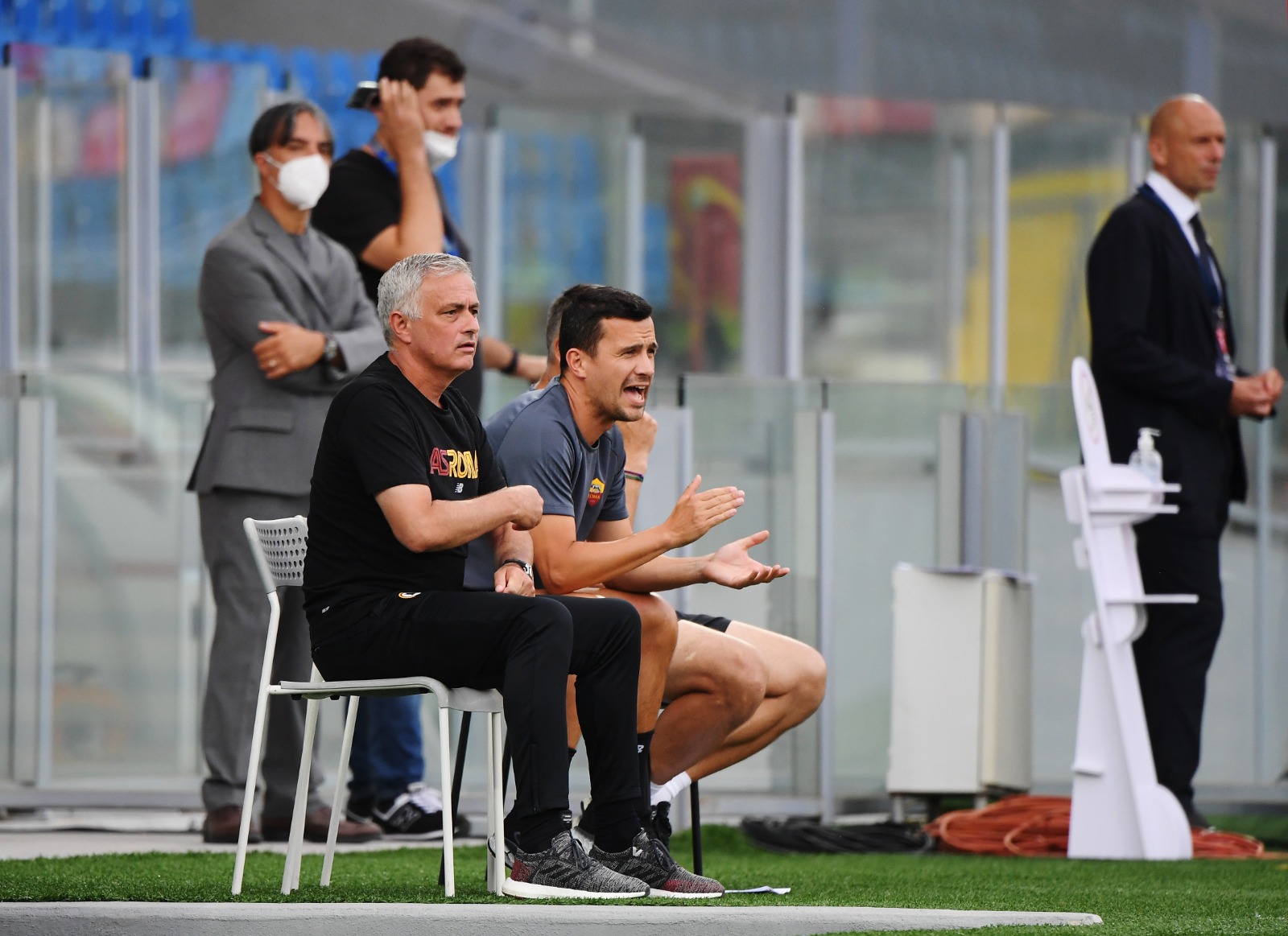 المساعد البرتغالي جواو ساكرامينتو إلى جانب جوزيه مورينيو في مباراة ودية لروما أمام ديبريسين - 25 يوليو 2021