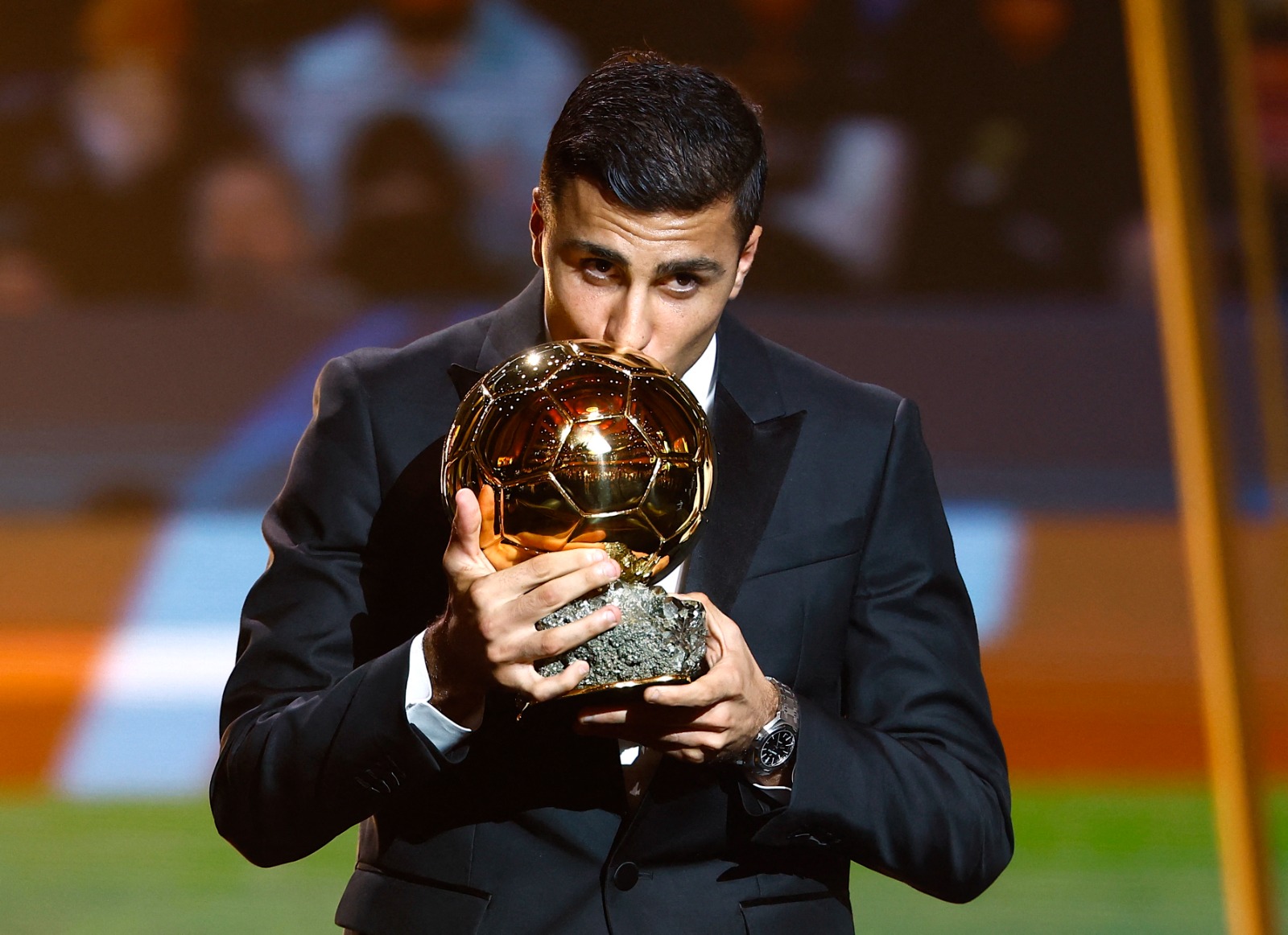 رودري لاعب مانشستر سيتي يُقبل الكرة الذهبية - 28 أكتوبر 2024