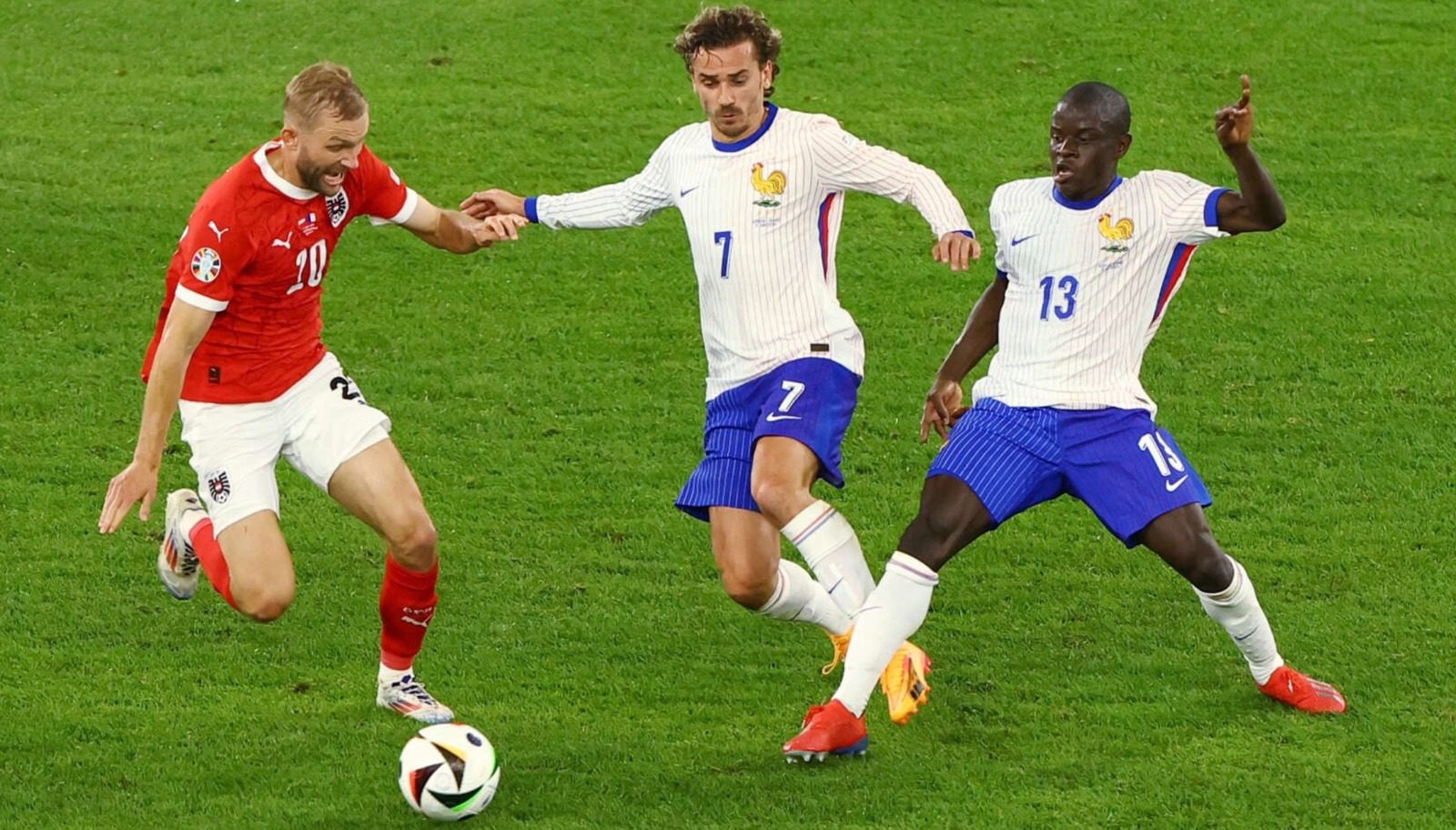 نغولو كانتي وأنطوان غريزمان في مباراة فرنسا ضد النمسا بيورو 2024