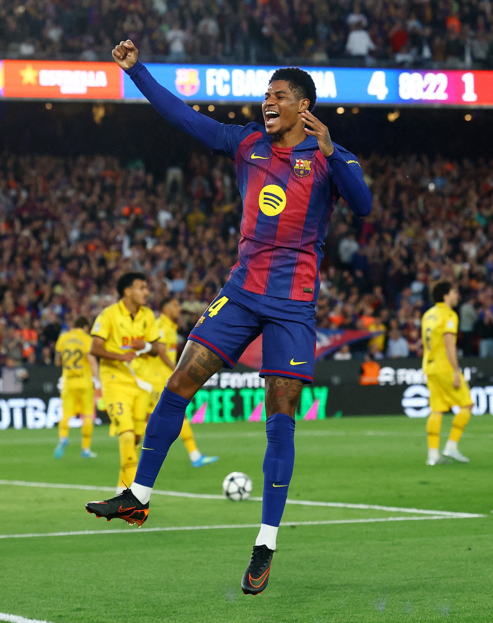 لاعب برشلونة ماركوس راشفورد يحتفل بهدفه أمام إسبانيول في الدوري الإسباني – 11 أبريل 2026