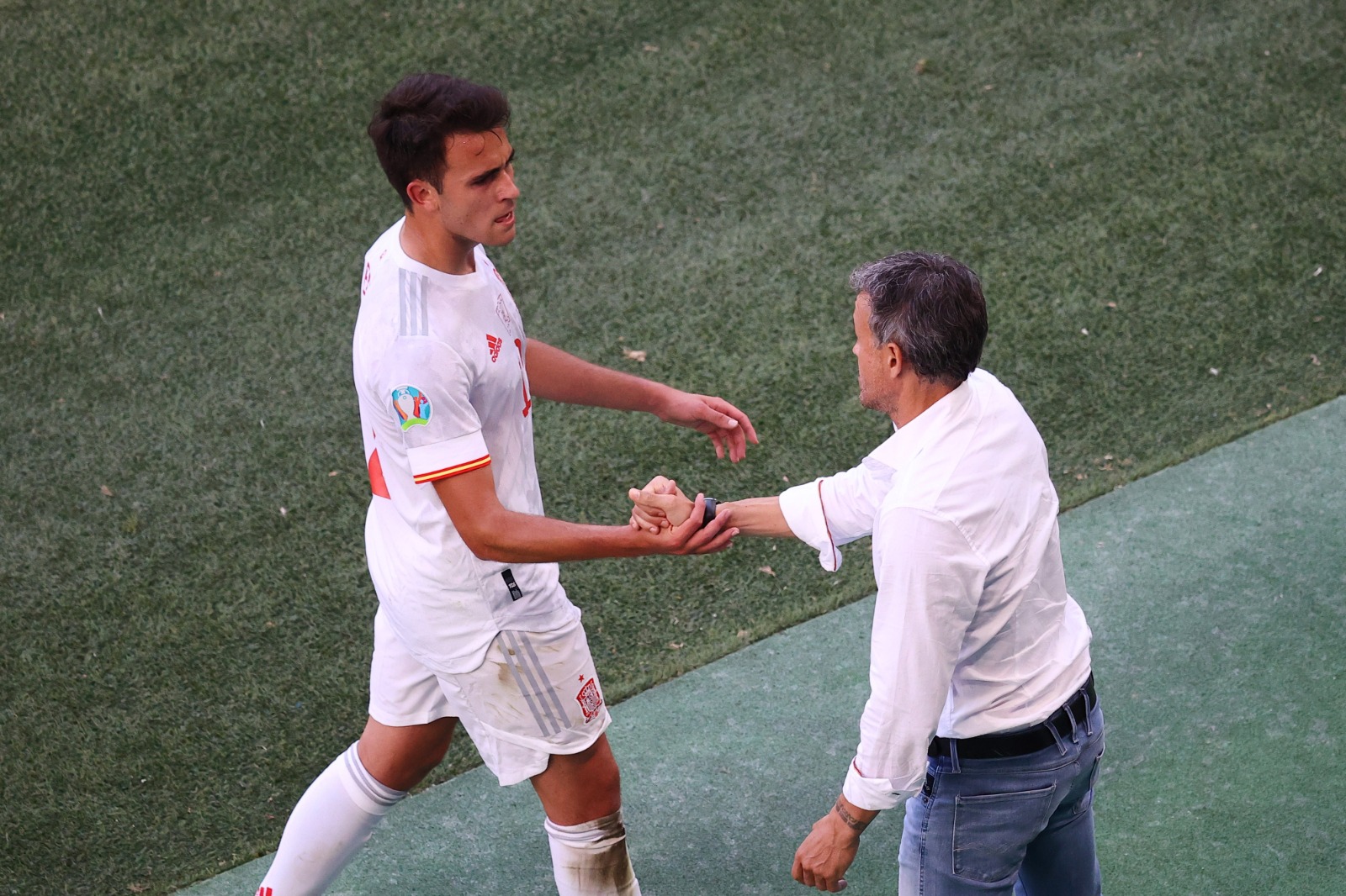 المدرب لويس إنريكي يصافح إريك غارسيا بعد استبداله في مباراة إسبانيا وكرواتيا خلال منافسات يوو 2020 - 28 يونيو 2020