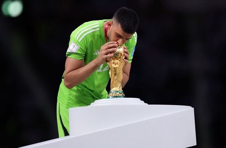جيرونيمو رولي حارس مرمى الأرجنتين يقبل كأس العالم بعد التتويج بها في قطر - 18 ديسمبر 2022