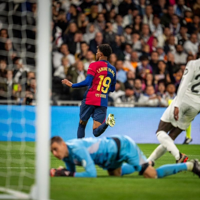 لامين يامال نجم برشلونة يحتفل بهدفه في شباك ريال مدريد - 26 أكتوبر 2024