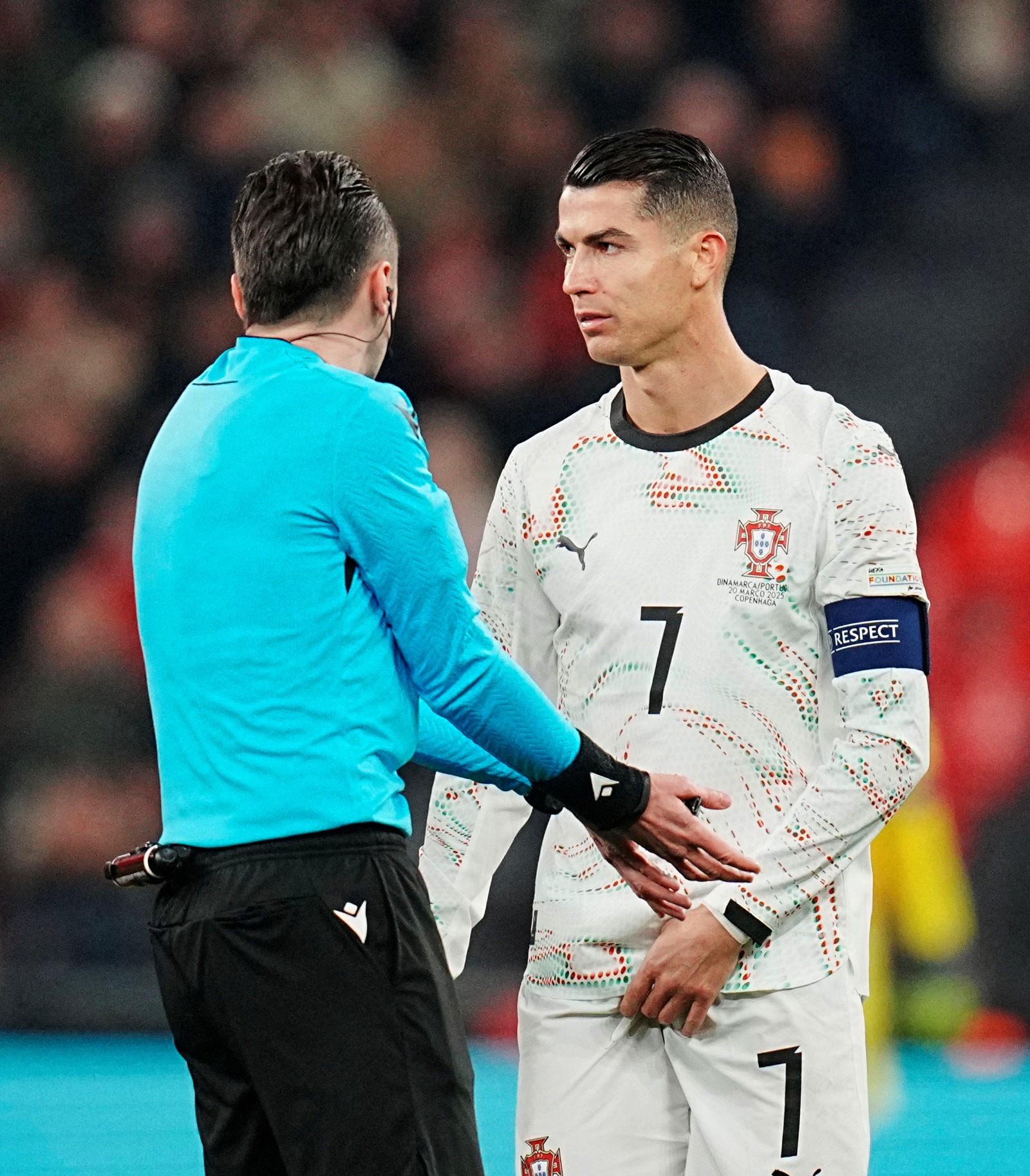 الحكم البوسني إرفان بيليتو يتحدث مع كريستيانو رونالدو خلال مباراة البرتغال والدنمارك في دوري الأمم الأوروبية - 6 إبريل 2025