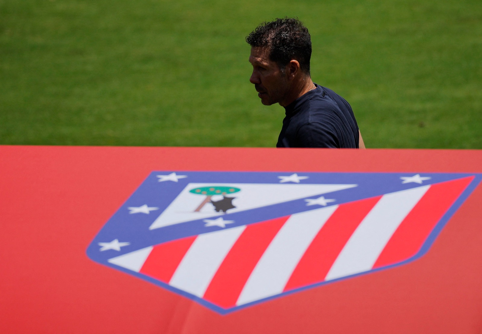 دييغو سيميوني مدرب أتلتيكو مدريد خلال مواجهة بو