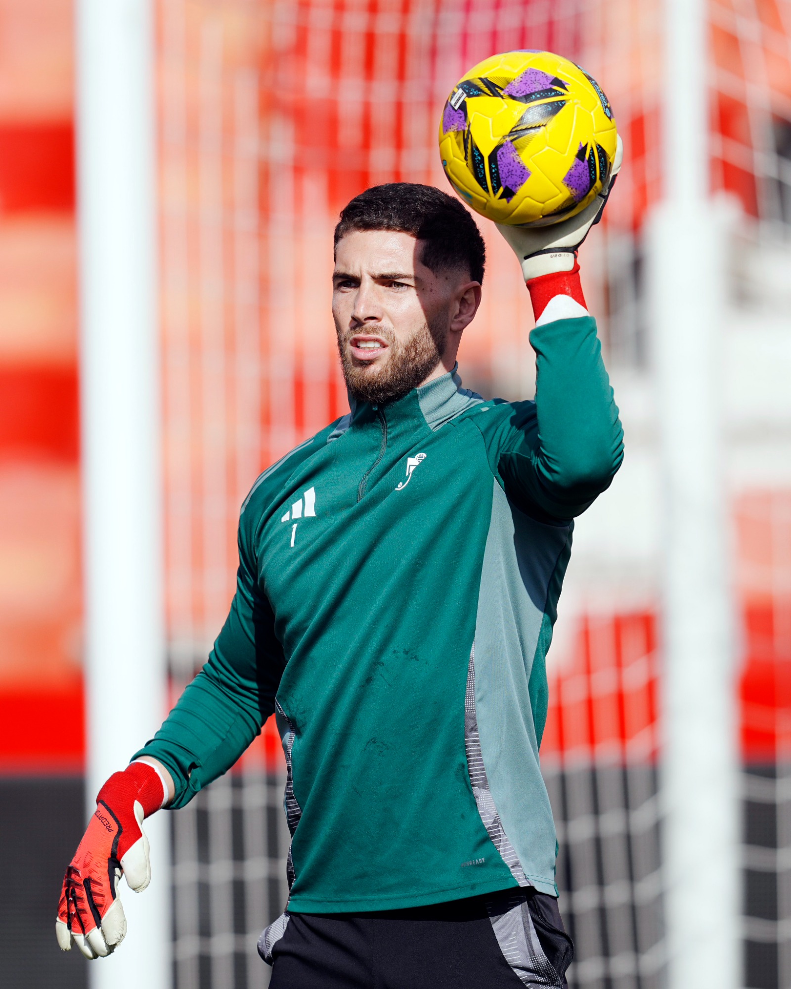 لوكا زيدان حارس مرمى غرناطة الإسباني - 21 فبراير 2025