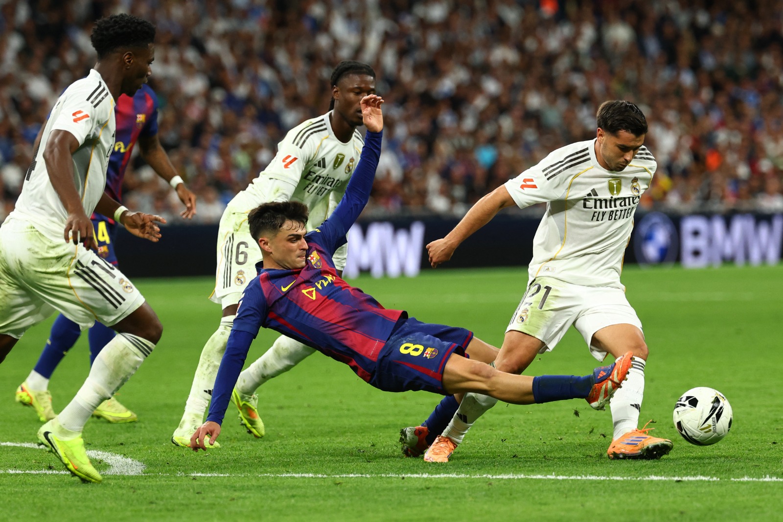 بيدري لاعب برشلونة في مواجهة ثلاثة من لاعبي ريال مدريد في الدوري الإسباني - 26 أكتوبر 2025