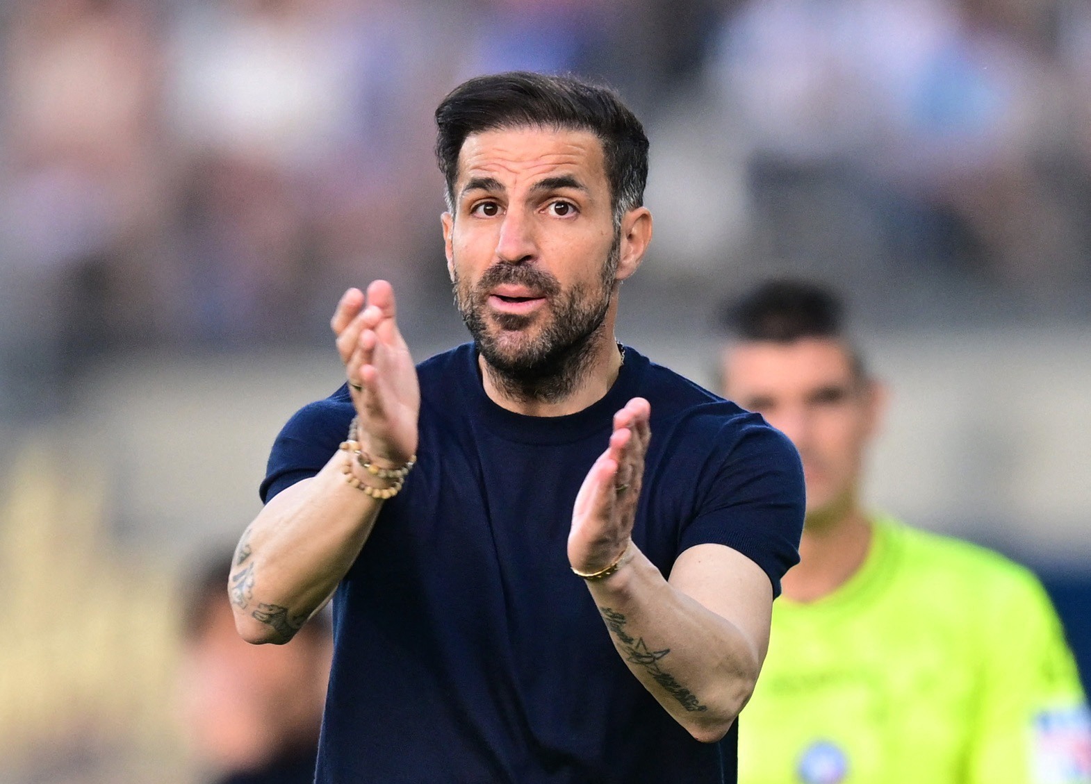 سيسك فابريغاس مدرب كومو خلال مواجهة نابولي في الدوري الإيطالي - 2 مايو 2026