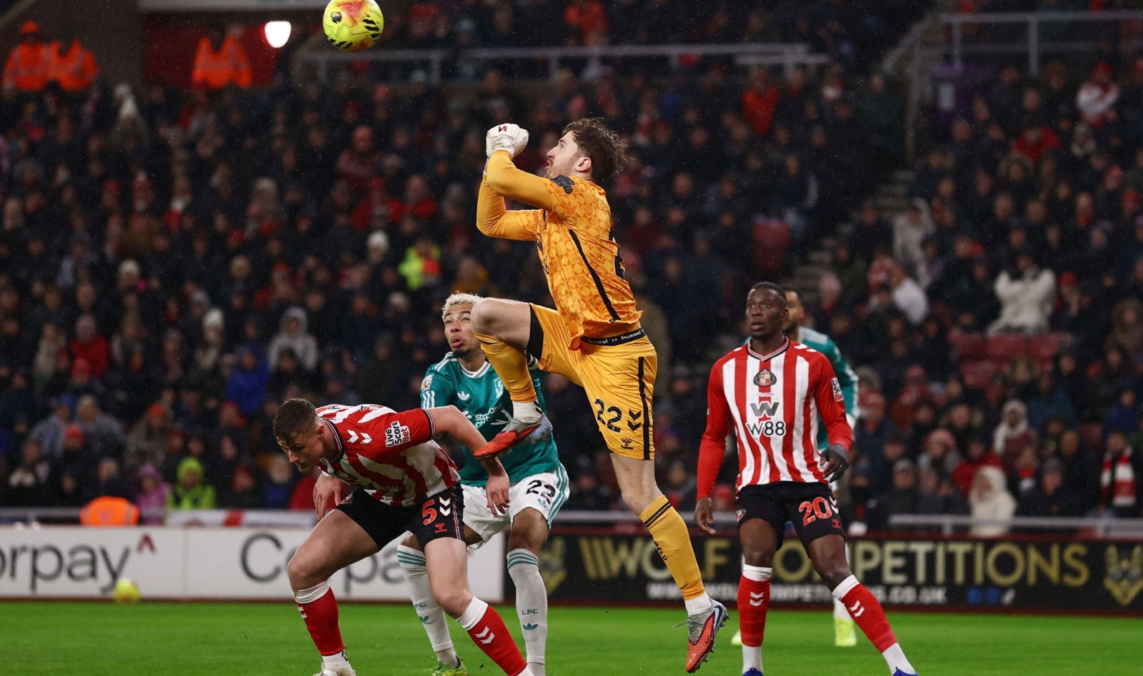 حارس مرمى سندرلاند روبن روفس يشتت كرة عرضية قبل مهاجم ليفربول هوغو إيكيتيكي خلال مباراة بالدوري الإنجليزي - 11 فبراير 2026