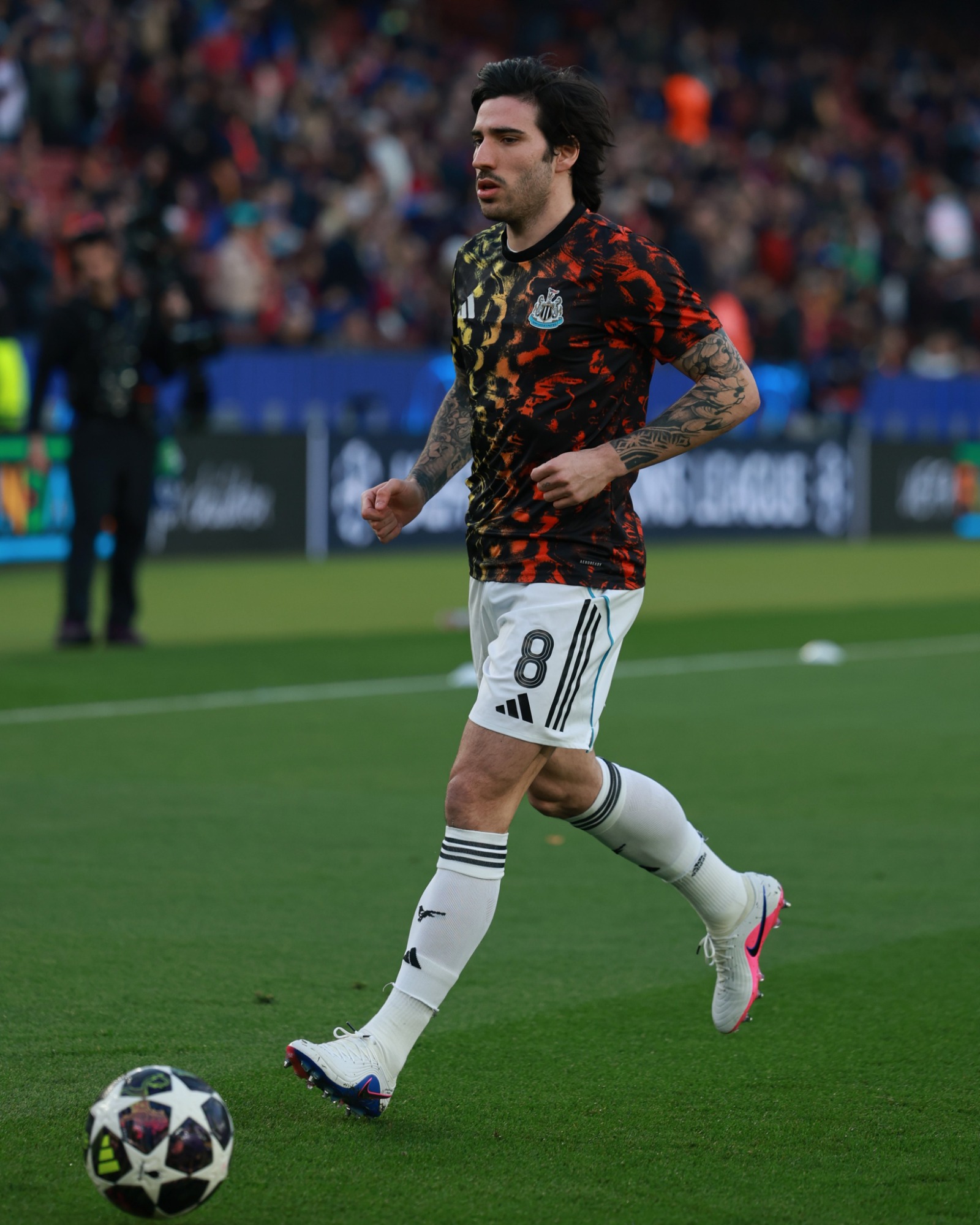 الإيطالي ساندرو تونالي لاعب نيوكاسل يونايتد يقوم بعملية الإحماء قبل مواجهة برشلونة في إياب ثمن نهائي دوري أبطال أوروبا - 18 مارس 2026