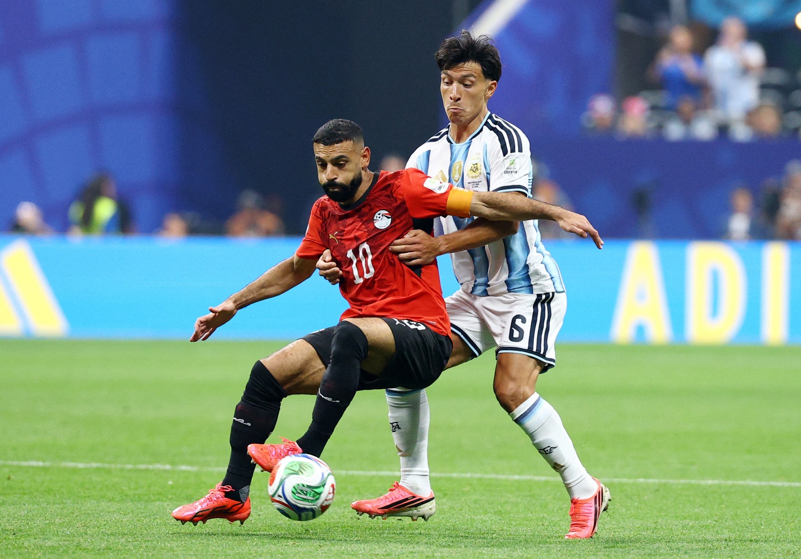 ليساندرو مارتينيز مدافع الأرجنتين يواجه محمد صلاح مهاجم مصر - 7 يوليو 2026