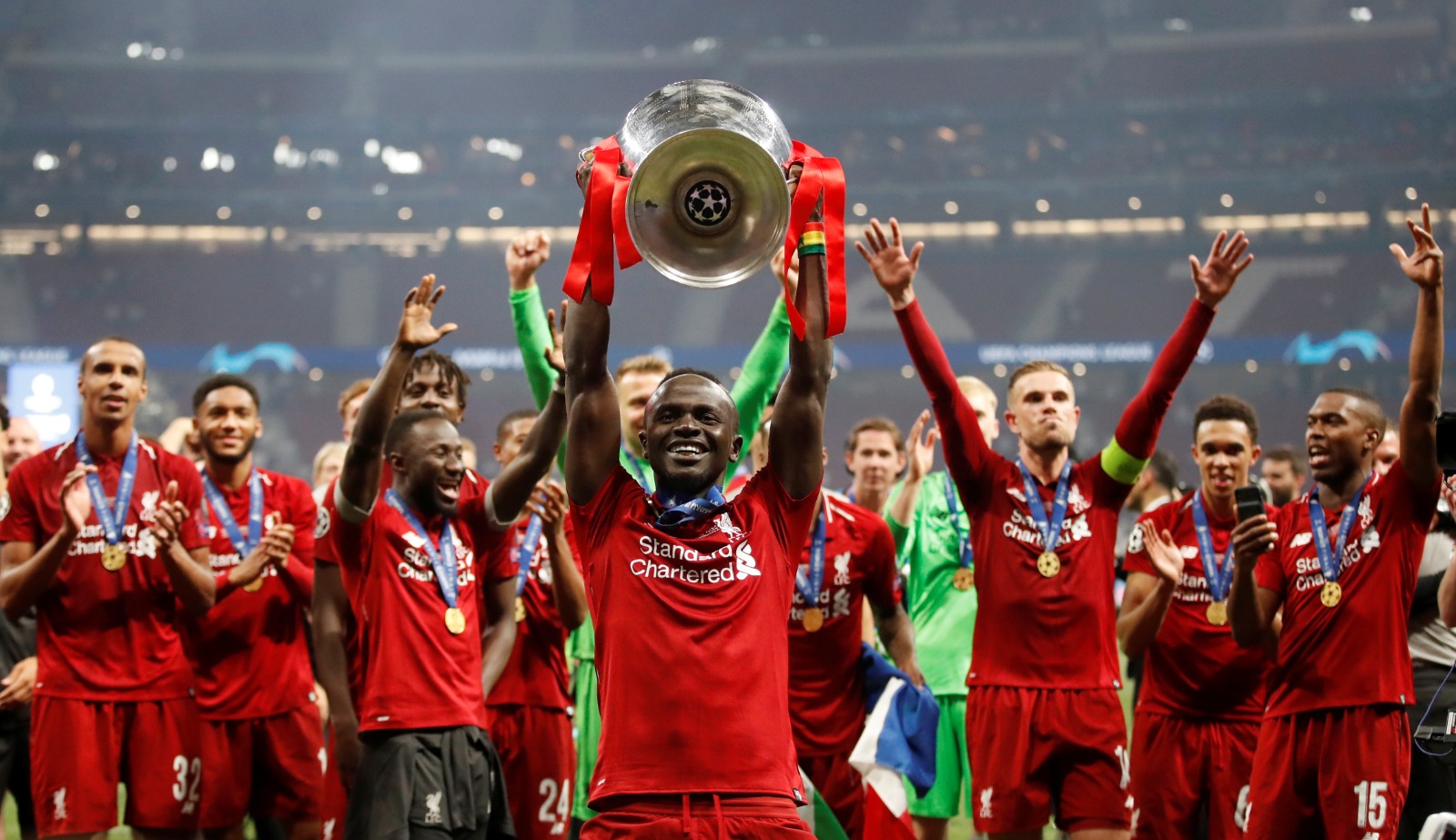 الدولي السنغالي ساديو ماني يحمل كأس دوري أبطال أوروبا مع ليفربول - 1 يونيو 2019