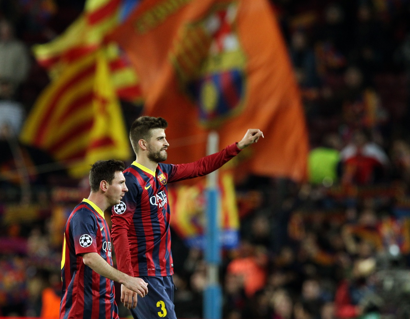 لاعبا برشلونة ليونيل ميسي وجيرارد بيكيه بعد مباراة دور 16 لدوري أبطال أوروبا أمام مانشستر سيتي - 12 مارس 2014