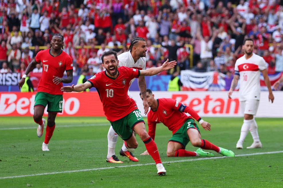 برناردو سيلفا مهاجم منتخب البرتغال يحتفل بتسجيل هدف في مرمى تركيا ببطولة أوروبا 'يورو 2024'- 22 يونيو 2024