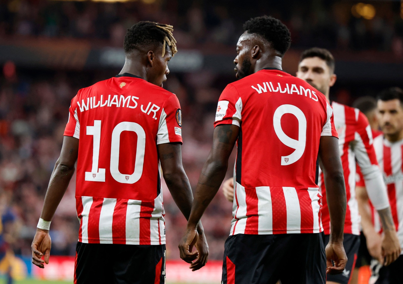 لاعب أتليتيك بلباو نيكو ويليامز مع شقيقه وزميله إينياكي في مباراة روما بالدوري الأوروبي - 13 مارس 2025