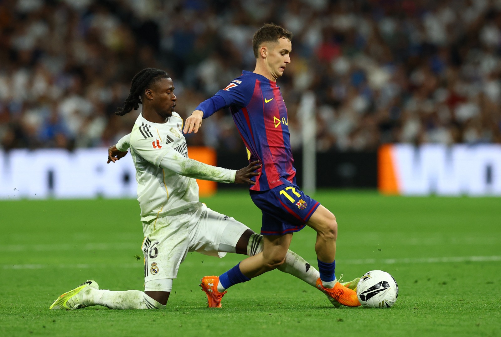 كامافينغا لاعب ريال مدريد خلال مواجهة مارك كاسادو لاعب برشلونة - 26 أكتوبر 2025