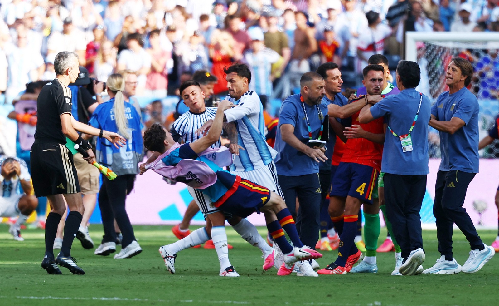 اشتباك لاعبي الأرجنتين مع إسبانيا بعد نهائي كأس العالم - 19 يوليو 2026