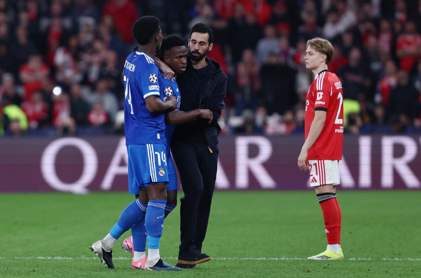 ألفارو أربيلوا مدرب ريال مدريد يتحدث مع فينيسيوس جونيور خلال مواجهة بنفيكا في دوري أبطال أوروبا - 17 فبراير 2026