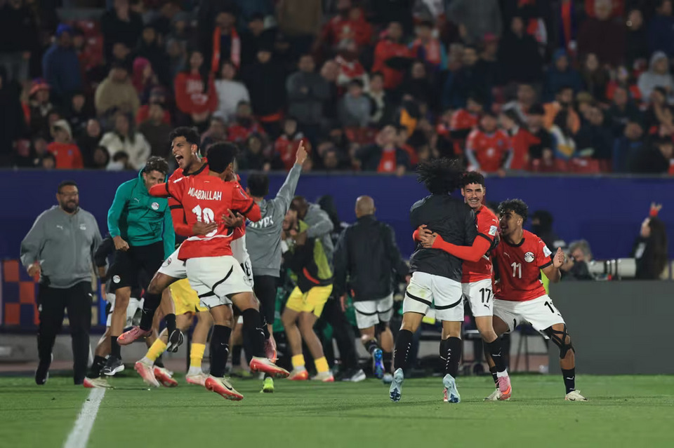لاعبون مصريون يحتفلون بعد الفوز على تشيلي معتقدين بتأهلهم إلى ثمن نهائي كأس العالم تحت 20 عاماً - 4 أكتوبر 2025
