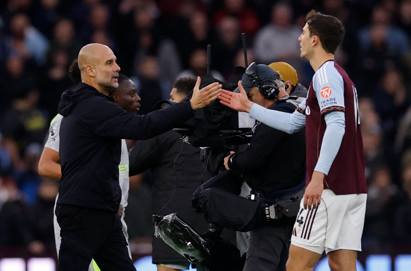 باو توريس مدافع أستون فيلا يصافح بيب غوارديولا مدرب مانشستر سيتي - 26 أكتوبر 2025